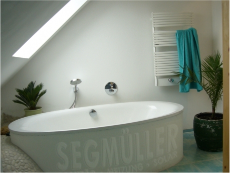 Badewanne mit Unterputz Thermostatbatterie u. Handbrause Bild 1 von 2