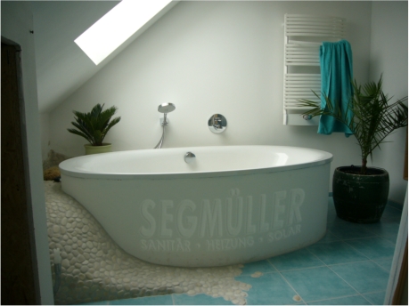 Badewanne mit Unterputz Thermostatbatterie u. Handbrause Bild 2 von 2